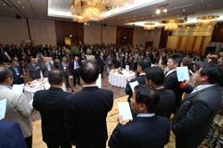 全員で校歌を斉唱